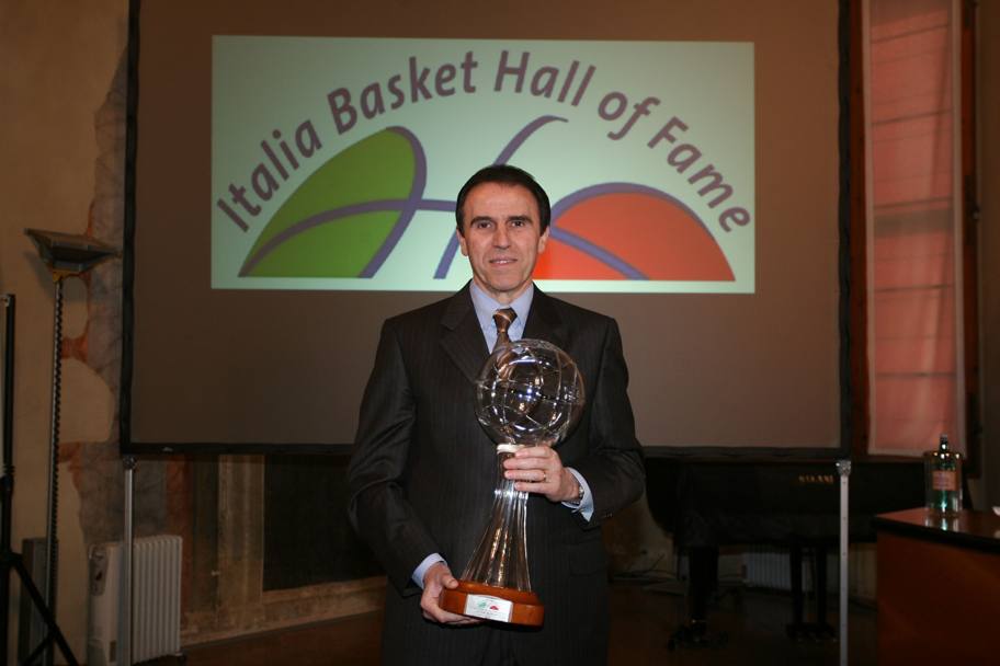 Con il trofeo Italia Basket Hall of Fame nel 2007 (Ciamillo Castoria)
